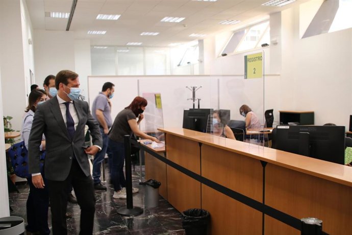 El delegado del Gobierno andaluz, Antonio Repullo, durante la visita a las nuevas instalaciones del registro único en el Edificio de Usos Múltiples
