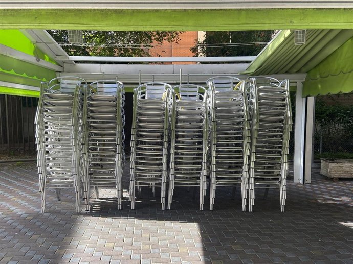 Sillas apiladas en una terraza 