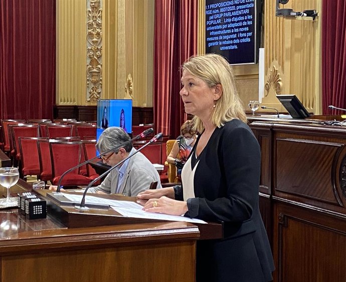 La diputada del PP Núria Riera, durante la comisión parlamentaria.