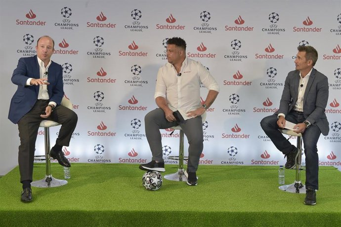 Juan Manuel Cendoya (izda) junto a Ronaldo Nazario y el periodista Carlos Martínez