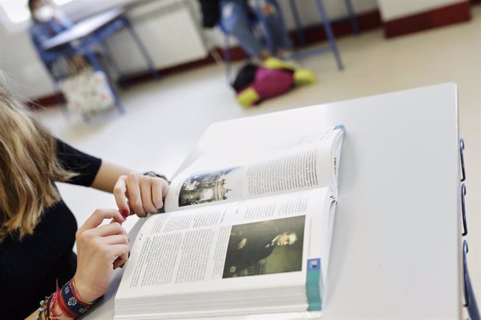 Una alumna madrileña de segundo de Bachillerato, en una clase para preparar la prueba de acceso a la universidad este año.