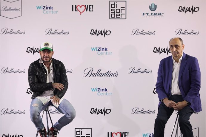 Dj Nano (i) y el consejero delegado de Impulsa Eventos e Instalaciones -empresa gestora del WiZink Center-, Manuel Saucedo. En Madrid (España), a 18 de junio de 2020.