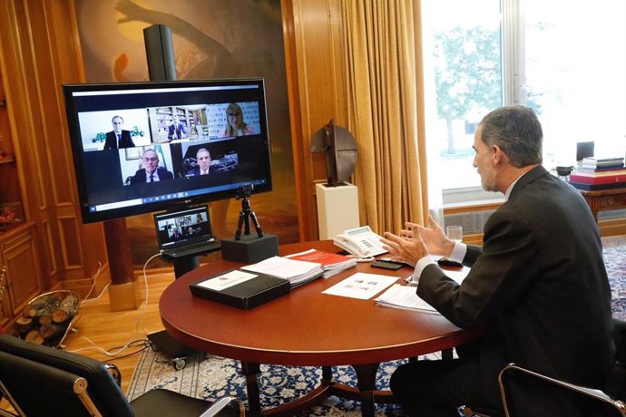 El rey Felipe VI conversa con representantes de entidades culturales valencianas