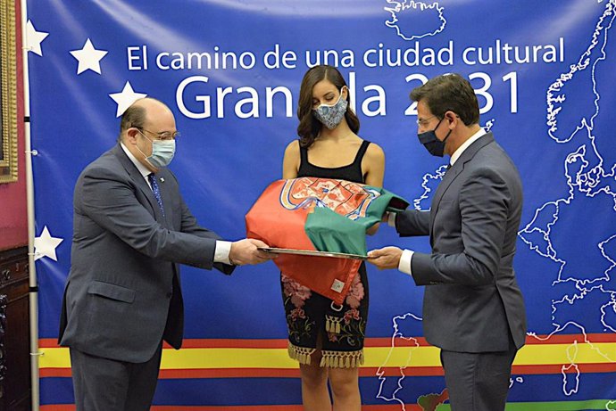 El Ayuntamiento de Granada entrega la bandera de la ciudad a la granadina que participará en el Miss World Spain