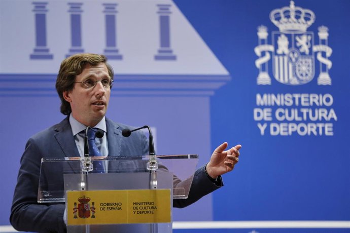 El alcalde de Madrid, Jose Luis Martínez-Almeida, asiste al acto de firma del convenio de colaboración entre la sociedad de garantía recíproca para el sector audiovisual CREA S.G.R. y Bankia