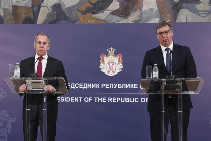 Sergei Lavrov, a la izquierda, comparece con Vucic en Belgrado