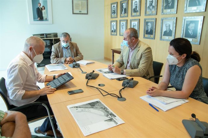 El vicepresidente del Cabildo de Tenerife, Enrique Arriaga y la consejera de Deportes, Concepción Rivero, se reúnen con el presidente de la Autoridad Portuaria, Carlos González, para analizar el futuro del Cidemat