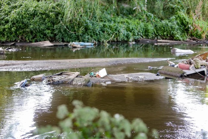 Basura y contaminación en el río Guadarrama en la localidad de Arroyomolinos, donde se han registrado residuos y desechos al igual que a su paso por los municipios de Móstoles y Navalcarnero, en Arroyomolinos, Madrid (España) a 14 de junio de 2020.