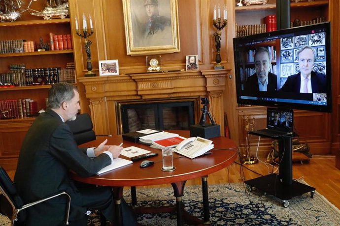 El Rey Felipe VI conversa en videoconferencia con el Presidente del Patronato del Museo Nacional Centro de Arte Reina Sofía, Ricardo Martí Fluxá, y el Director del Museo Nacional Centro de Arte Reina Sofía, Manuel Borja-Villel. Madrid, a 18 de junio 2020