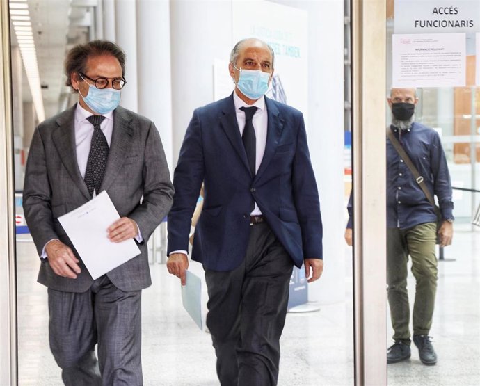 El expresidente de la Generalitat Valenciana Francisco Camps (d) sale de la Ciudad de la Justicia de Valencia