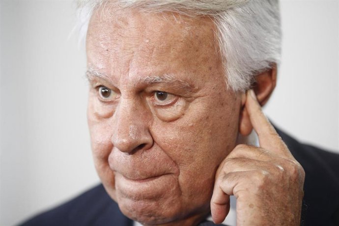 El ex presidente fel Gobierno Felipe González a la salida del acto conmemorativo del 40 aniversario de la Constitución de 1978.  