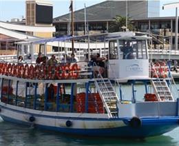 Embarcación de Las Golondrinas de Barcelona