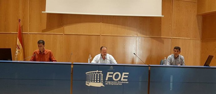El presidente de la FOE, José Luis García-Palacios Álvarez, y los secretarios generales de UGT y CCOO, Sebastián Donaire y Emilio Fernández, respectivamente durante la rueda de prensa de este jueves en la FOE.
