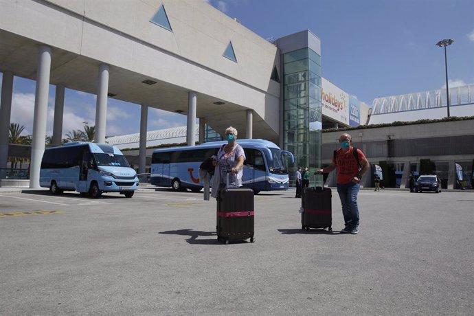 Viajeros procedentes de Alemaniaras tras su llegada al Aeropuerto de Palma de Mallorca 