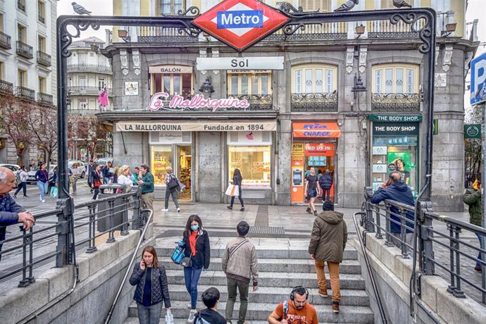Una joven entra en el Metro de la Estación Sol con mascarilla y guantes como medida de protección frente al Coronavirus tras el aumento de casos en la Comunidad en las últimas horas, en Madrid (España) a 12 de marzo de 2020.