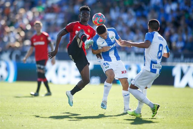 Iddrisu Baba pelea un balón con Carrillo ante Recio en el Leganés-Mallorca de la primera vuelta de LaLiga Santander 2019-2020