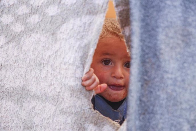 Un niño se asoma en el campo de Killi, cerca de la frontera con Turquía