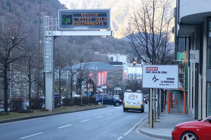 La carretera CG2 arribant a la rotonda del Quilmetre 0, d'on surten les principals vies interurbanes d'Andorra
