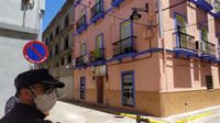 Un residente de la pensión de Algeciras (Cádiz) donde hay contagiados dice que tienen "un poquito de miedo"