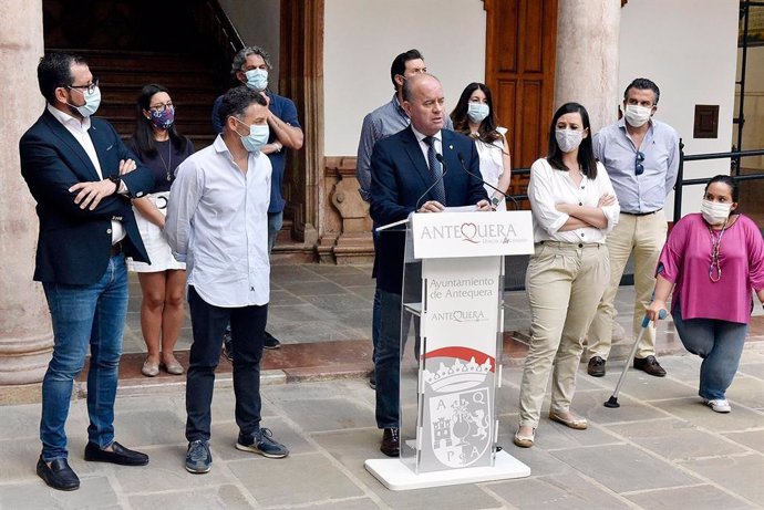El alcalde de Antequera, Manuel Barón, en rueda de prensa junto al equipo de gobierno