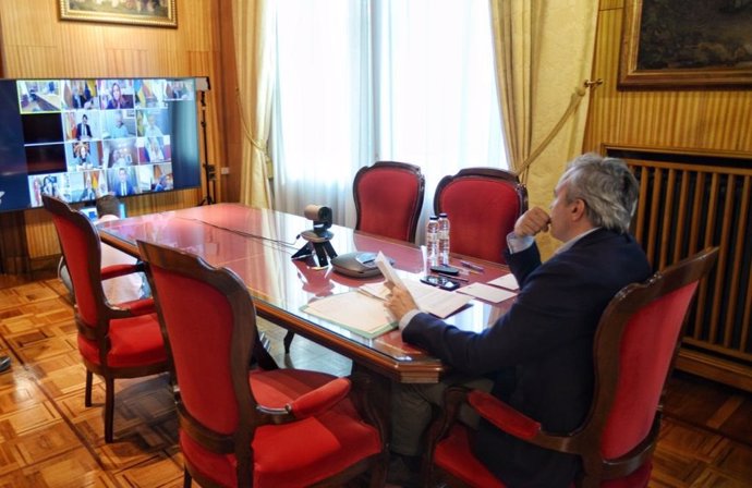 El alcalde de Zaragoza, Jorge Azcón, en videoconferencia con el ministro de Seguridad Social, José Luis Escrivá, a la que también han asistido los alcaldes de las 23 principales ciudades de España para analizar la gestión del IMV