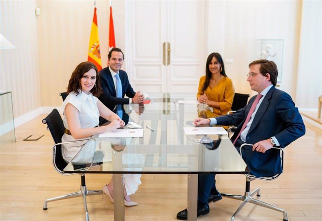 Reunión en la Real Casa de Correos de la presidenta de la Comunidad y el alcalde de Madrid junto al vicepresidente del Gobierno regional y la vicealcaldesa de la capital