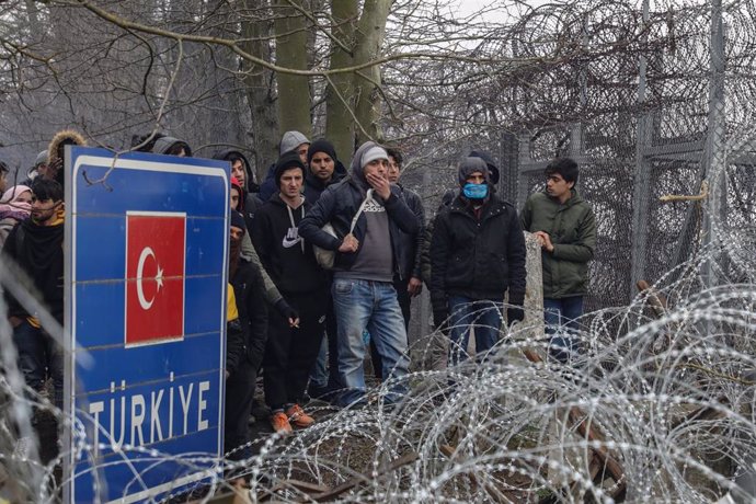 Migrantes y refugiados en la frontera entre Turquía y Grecia