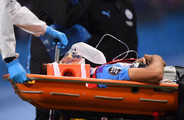 El jugador del Manchester City Eric García, retirado en camilla tras sufrir un golpe