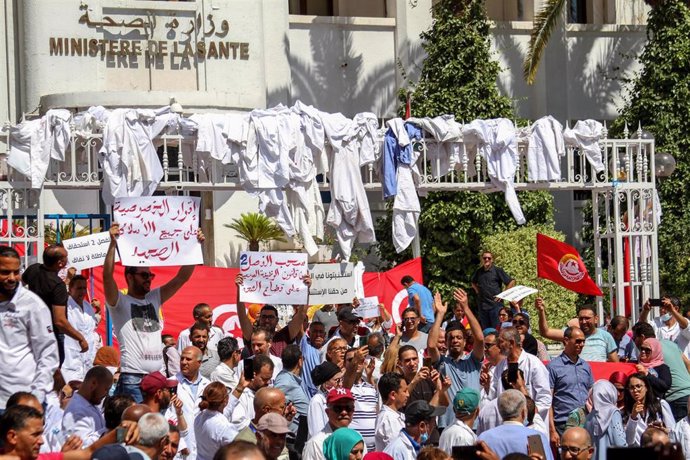 Protesta de trabajadores sanitarios en Túnez durante la pandemia de coronavirus