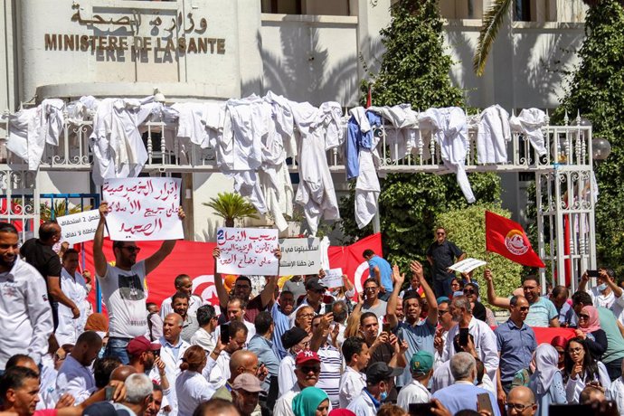 Coronavirus.- Miles de trabajadores sanitarios se ponen en huelga en Túnez para 