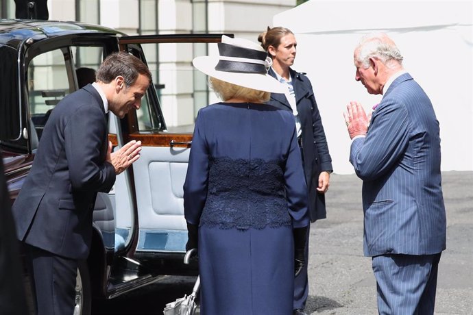 Carlos de Inglaterra da la bienvenida al presidente francés, Emmanuel Macron. 