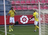 El Cádiz salva el liderato en el 90' y el Huesca cae en casa