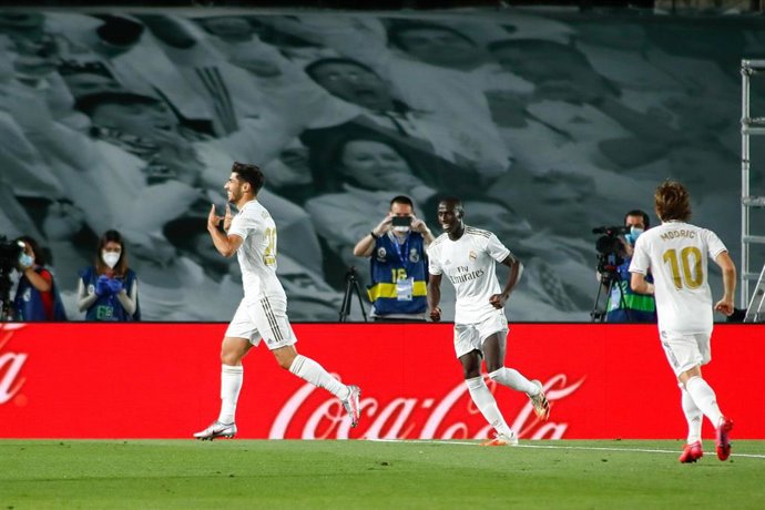 Marco Asensio celebra su gol ante el Valencia nada más salir al terreno de juego