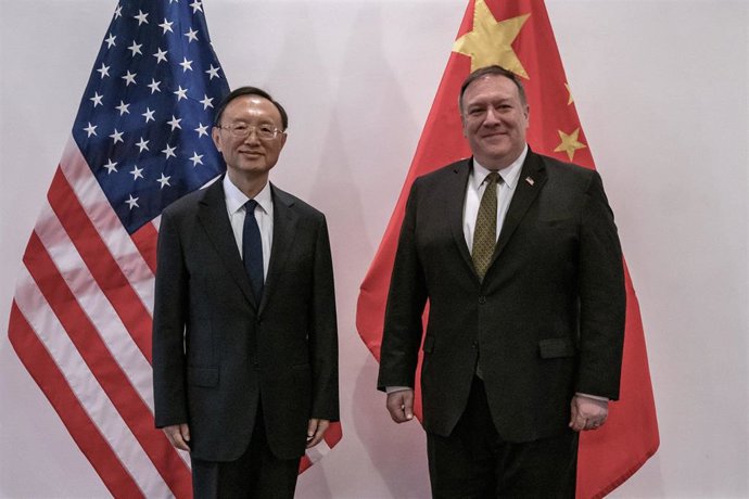 El secretario de Estado de Estados Unidos, Mike Pompeo, y el mimbro del Buró Político del Comité Central del Partido Comunista de China (PCCh) Yang Jiechi en su reunión en Hawái. 