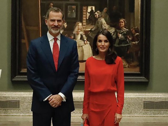 Los Reyes posan frente  a las Meninas de Velázquez durante la presentación en el Museo del Prado de la campaña "Spain for Sure"