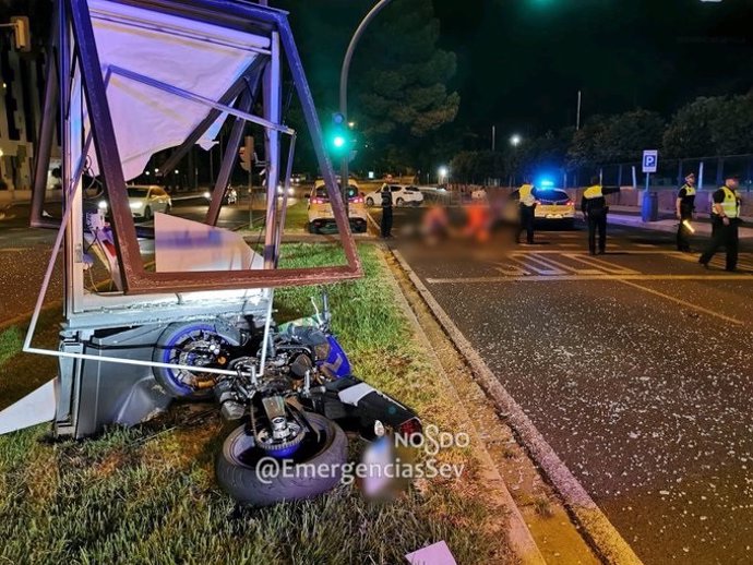 Imagen de la motocicleta siniestrada en el accidente que ha costado la vida a un joven de 22 años en la Avenida Luis Uruñuela de Sevilla