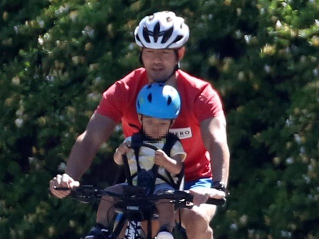 El cantante David Bisbal disfruta de un tranquilo paseo en bicicleta con su hijo Matteo