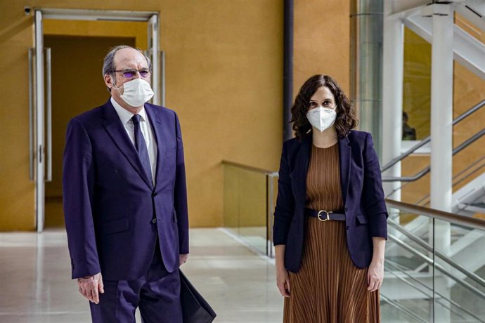 La presidenta de la Comunidad de Madrid, Isabel Díaz Ayuso; y el portavoz del grupo parlamentario del PSOE, Ángel Gabilondo, antes de mantener una reunión.