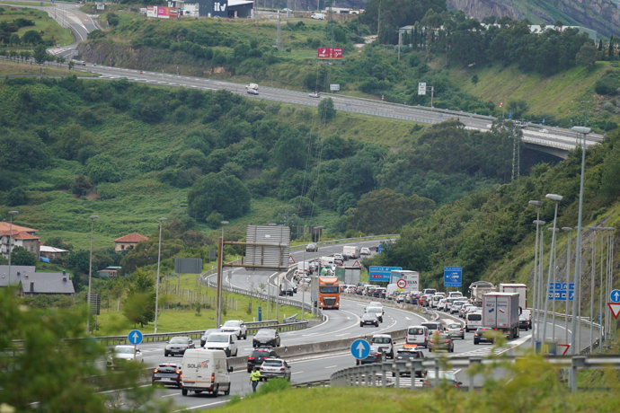 Un accidente provoca retenciones en torno a las 16 de la tarde en la autopista entre País Vasco y Cantabria durante el primer día de recuperación de la movilidad entre la Comunidad Autónoma Vasca y la cántabra