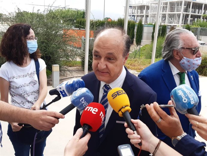 Imagen del abogado murciano Diego de Ramón, a su llegada a la Ciudad de la Justicia, donde estaba citado el expresidente del Gobierno murciano Ramón Luis Valcárcel para declarar por el caso 'Desaladora 2'