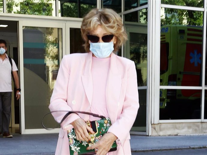 Mila Ximénez saliendo de la clínica donde se tratará el cáncer que padece de pulmón