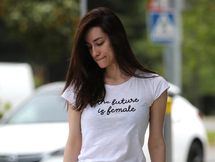 Adara Molinero, seria y pensativa, recientemente durante un paseo por la capital