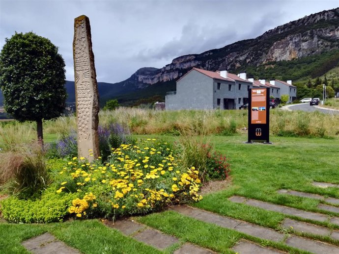 Un tótem instalado en el Lugar de la Memoria de Etxauri