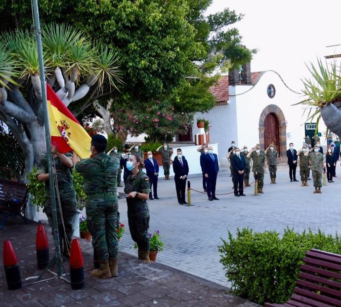 Arriado de bandera en Arico (Tenerife) con el que se homanajea a las víctimas de la Covid-19 en Canarias