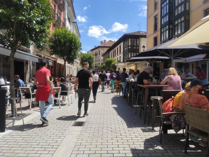 Calles de Cangas de Onís en un día de primavera.