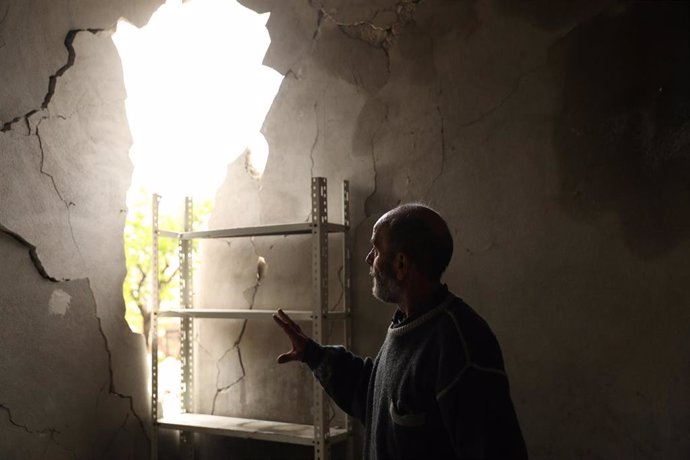 Waleed examina los daños en su casa en Idlib
