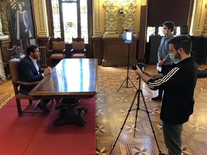 Alumnos de Aceimar entrevistan al alcalde, Óscar Puente.