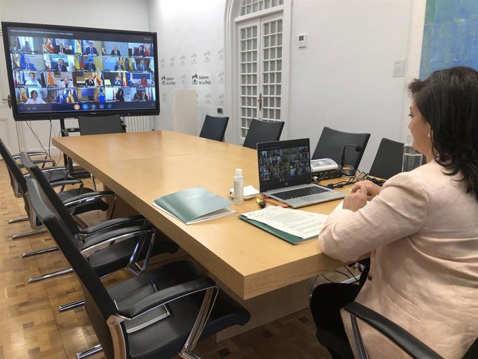 La presidenta del Gobierno de La Rioja, Concha Andreu, en la última reunión telemática con Pedro Sánchez y el resto de presidentes de comunidades y ciudades autónomas