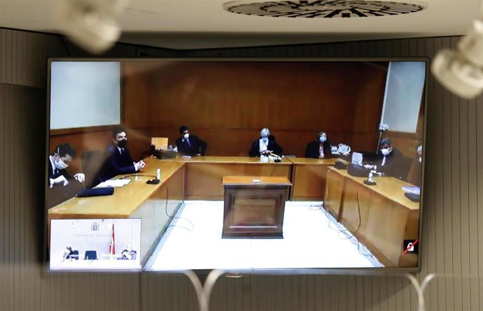 Vista de la pantalla con los acusados entre los que se encuentra el mayor de los Mossos, Josep Lluis Trapero durante el juicio celebrado por videoconferencia en la Audiencia Nacional este lunes tras el parón por la COVID-19, que lo dejó "congelado" en s