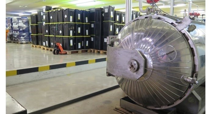 Contenedores sanitarios y maquinaria para el proceso de autoclave, en una imagen de archivo